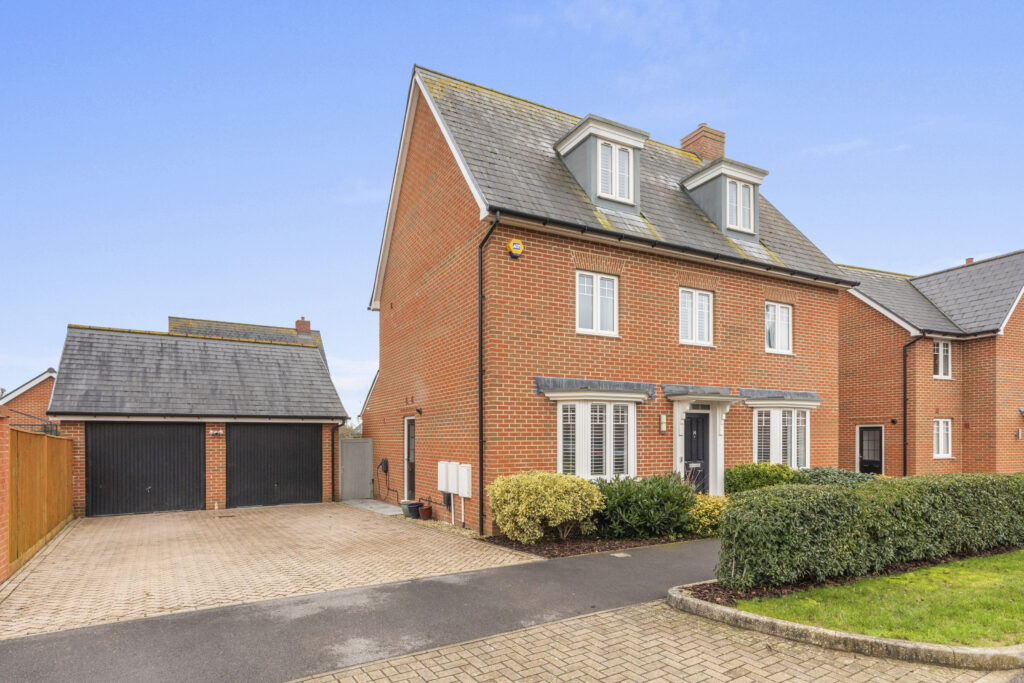 Barge Crescent, Broughton, HP22