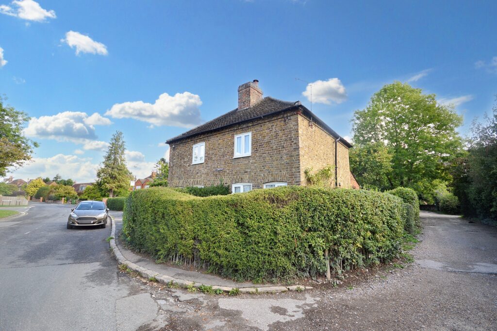 Chalfont Road, Seer Green, HP9