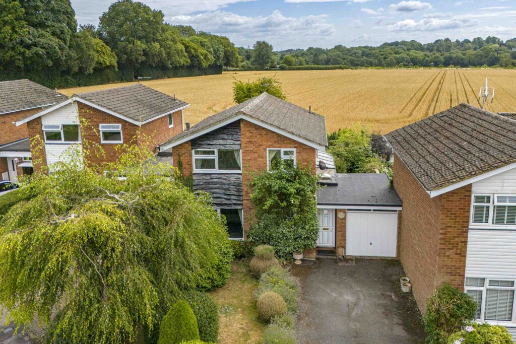Clementi Avenue, Holmer Green, HP15