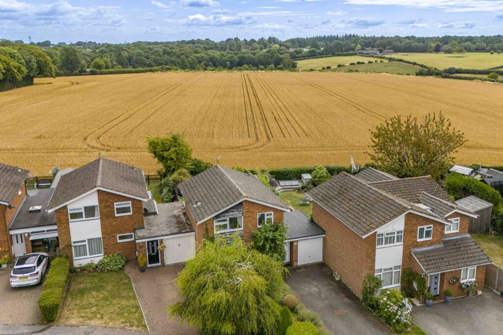 Clementi Avenue, Holmer Green, HP15