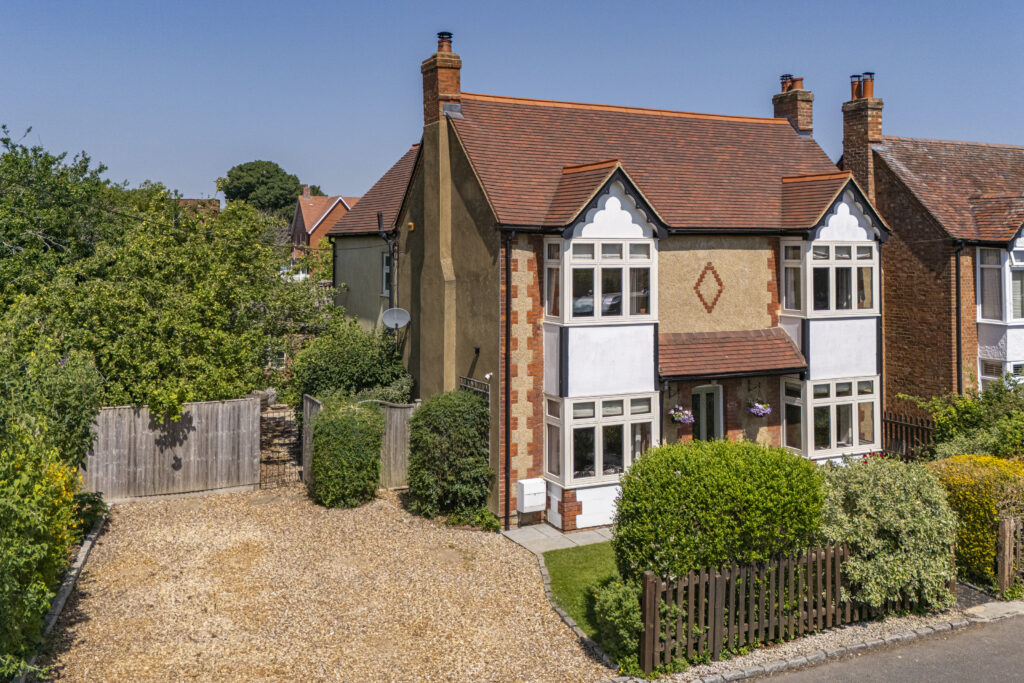 32 Dollicott, Haddenham, HP17