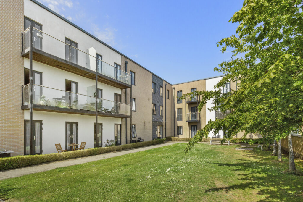 Angus Court, Thame, OX9