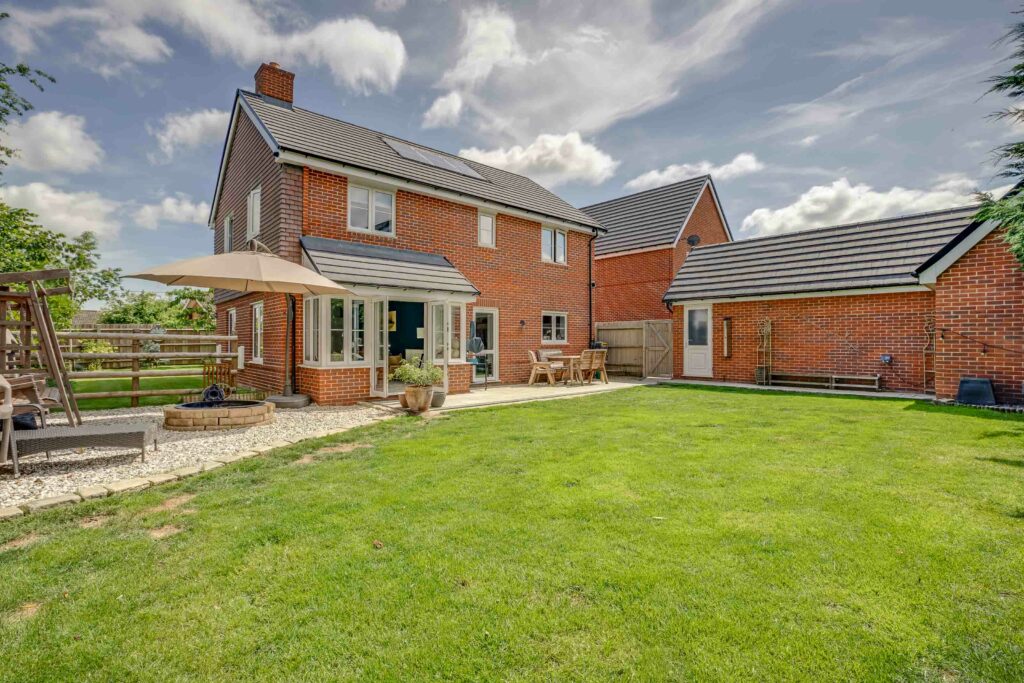 Wickfields, Longwick, HP27