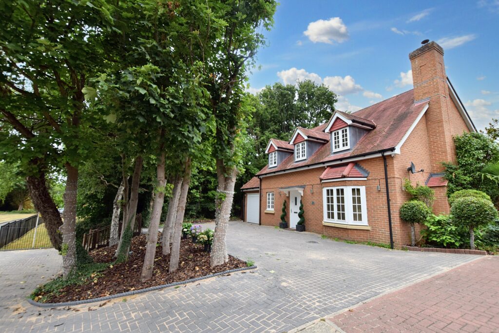 Mcindoe Drive, Wendover, HP22