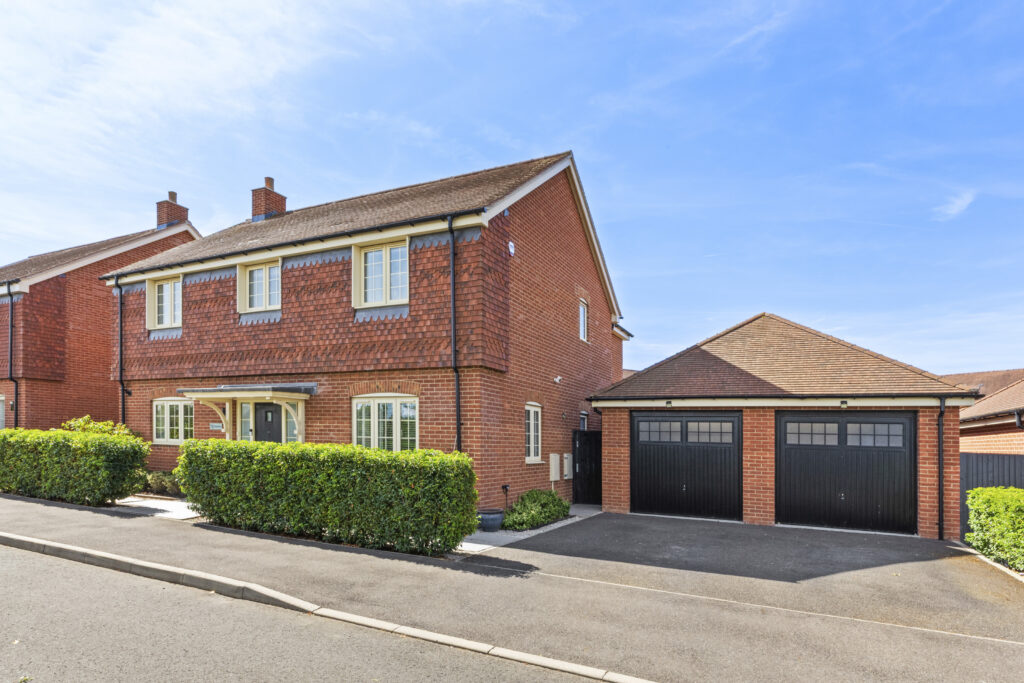 Chapel Drive, Aston Clinton, HP22