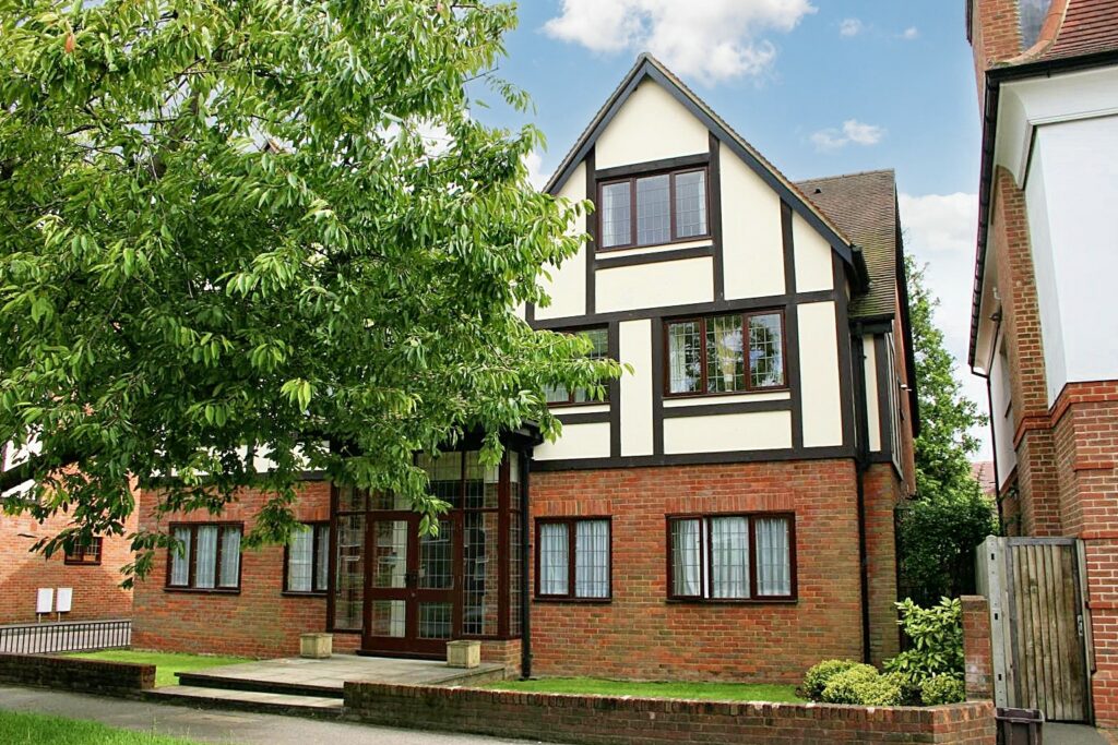 Warwick Road, Boleyn Mansions, HP9