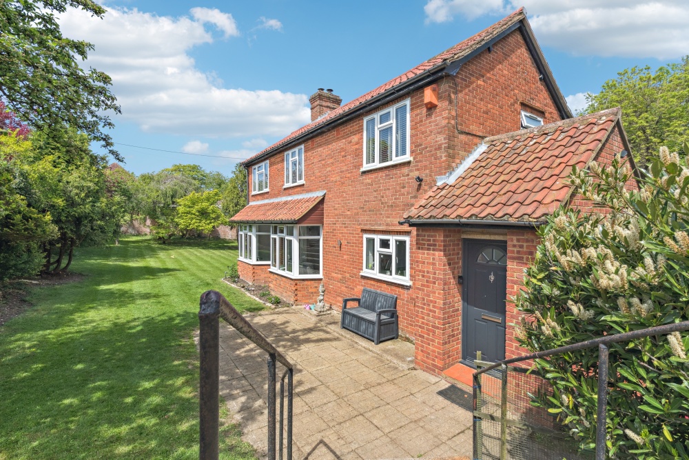 Marlow Road, Cadmore End, HP14