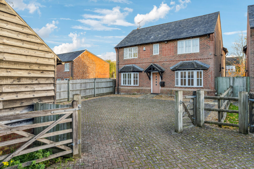 Risborough Road, Kingsey, HP17