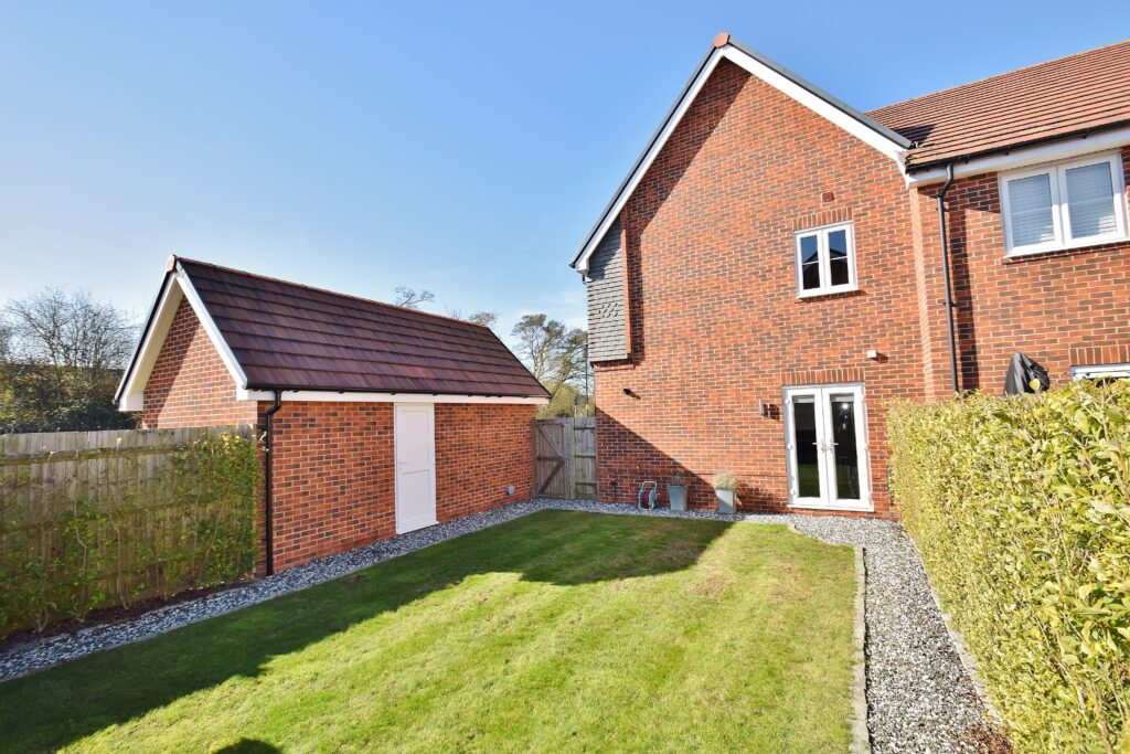Hedgerow Walk, Longwick, HP27