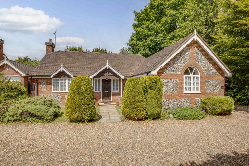 Pond Approach, Holmer Green, HP15