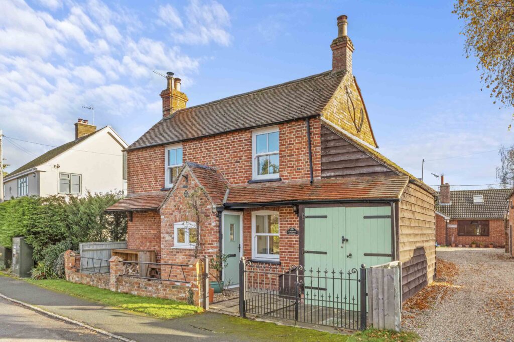 CRENDON ROAD SHABBINGTON BUCKINGHAMSHIRE HP18 9HE