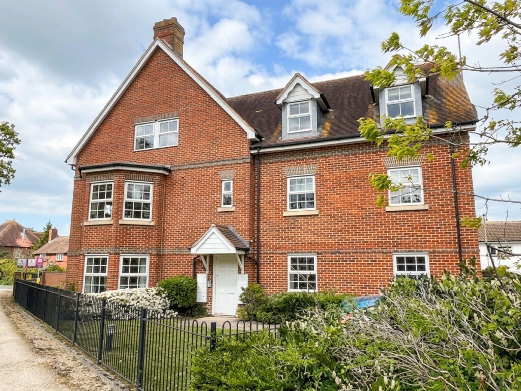Phoenix Court, Thame, OX9