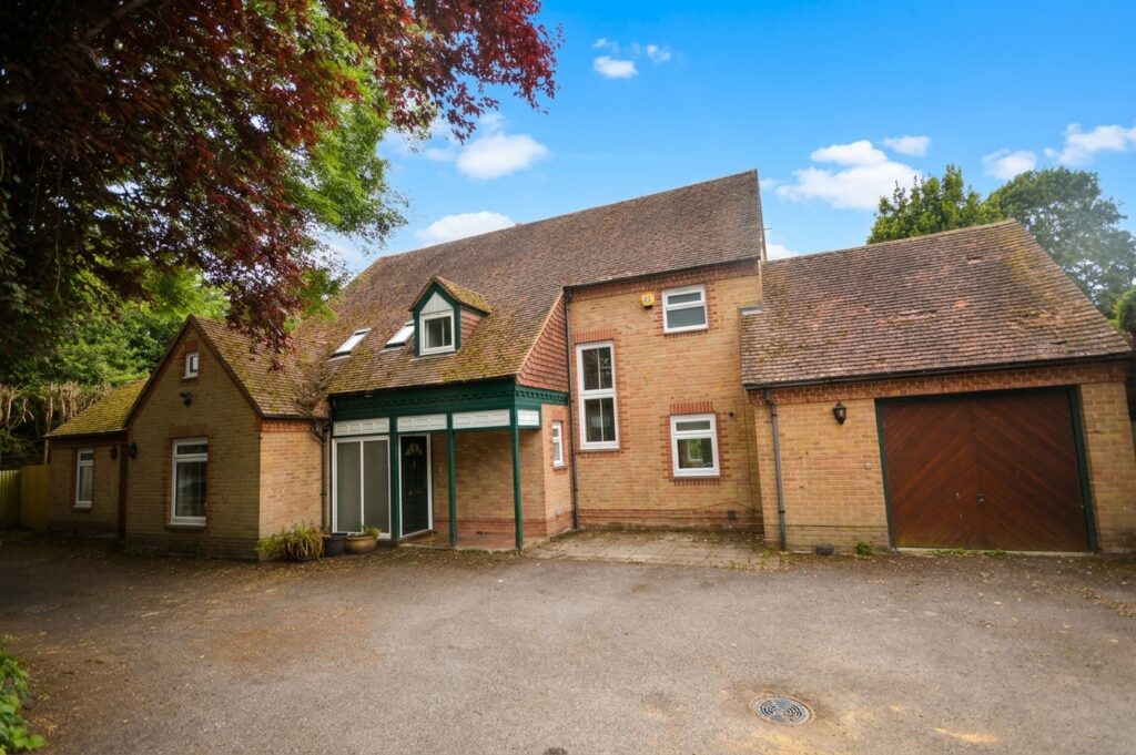 London Road, Datchet, SL3