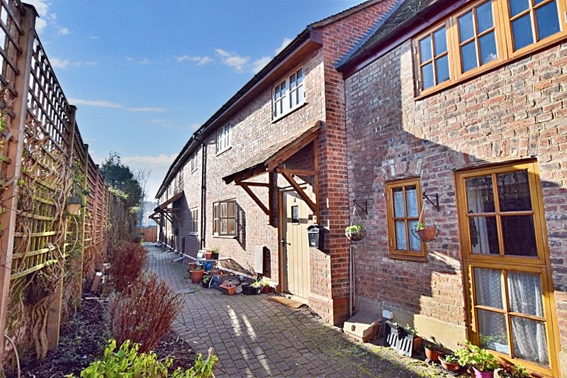 5 White Horse Mews Thame OX9 3FH