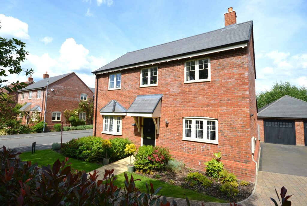 Chapel Drive, Aston Clinton, HP22