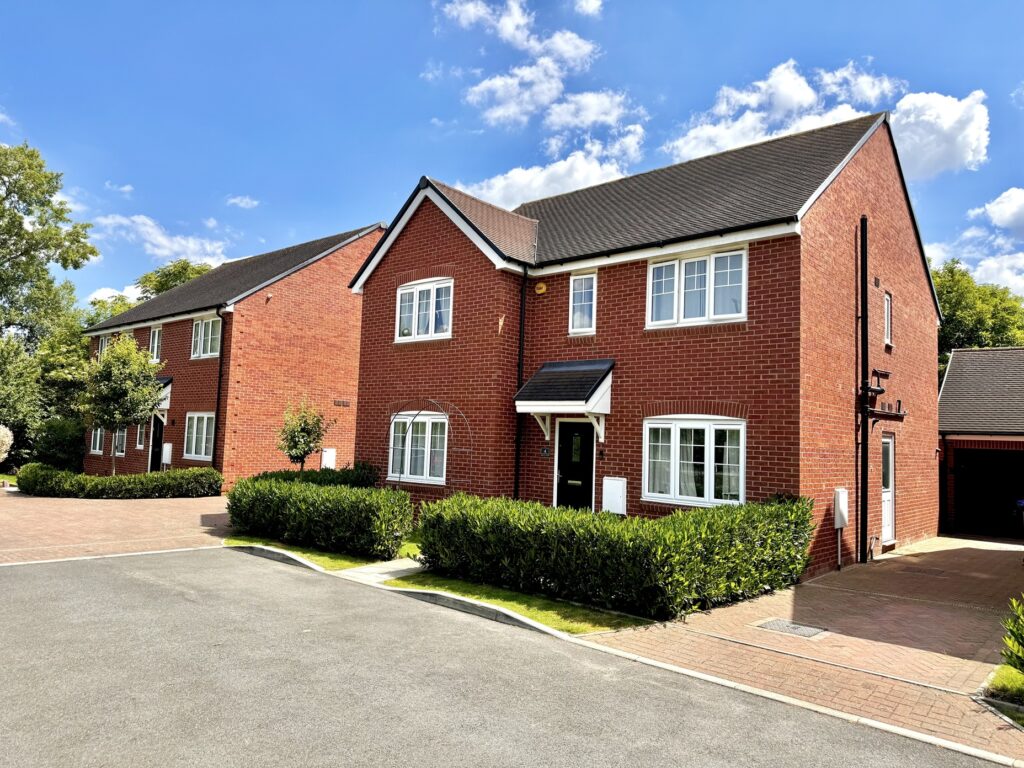Pauling Close, Aston Clinton, HP22